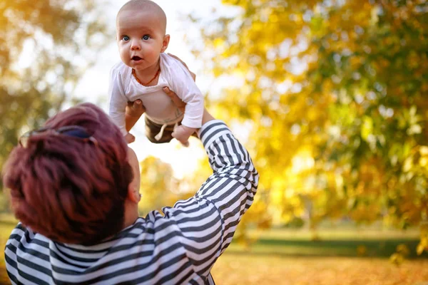 Homme Bébé Élevé Par Mère Dans Nature — Photo