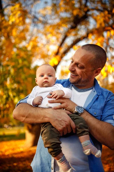 Felice Giovane Papà Con Cui Giocare Piccolo Figlio Bambino Sulla — Foto Stock