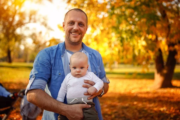 Портрет Счастливой Семьи Отец Сыном Проводят Время Осеннем Парке — стоковое фото