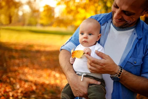 Familia Disfrutando Otoño Parque Sonriente Padre Con Niño — Foto de Stock