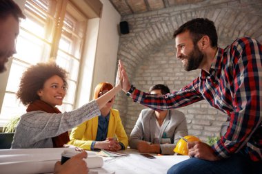 Genç Mimar üzerinde başarı iş ekip çalışması