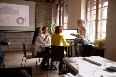 Genç Moda Tasarımcısı stüdyoda çalışma grubu