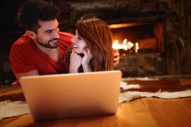 Genç erkek ve kadın film izlerken laptop kış gecesi 