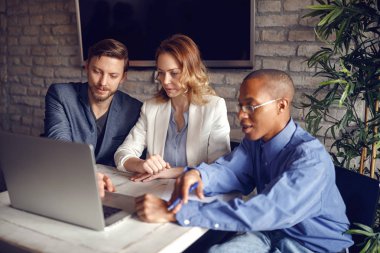 Birlikte laptop ofis masasında çalışan iş adamları