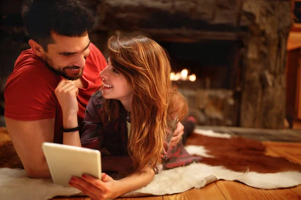 Joven Pareja Amor Juntos Mirando Tableta Casa Gusano —  Fotos de Stock