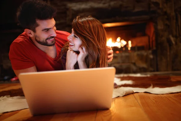 Joven Macho Hembra Viendo Película Portátil Noche Invierno — Foto de Stock