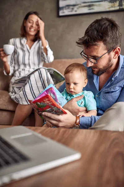 家族の時間かわいい男の子の両親で遊んで 一緒に読んで子供の本 — ストック写真