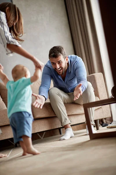 Lächelnde Junge Eltern Die Ihrem Baby Helfen Erste Schritte Ihrem — Stockfoto