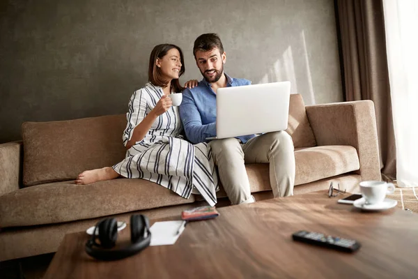 Sorrindo Jovem Casal Divertindo Laptop Pela Manhã Com Café — Fotografia de Stock