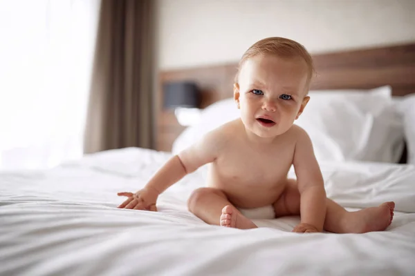 Erkek Yatakta Ağlayan Bir Yaşındaki Bebek — Stok fotoğraf