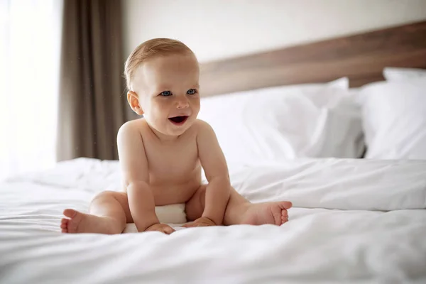 Hermoso Niño Sonriente Con Ojos Azules Dormitorio Blanco Niño Relajándose —  Fotos de Stock