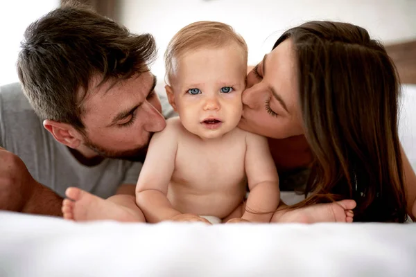 Familia Con Hijos Por Mañana Joven Madre Padre Besar Hermoso — Foto de Stock