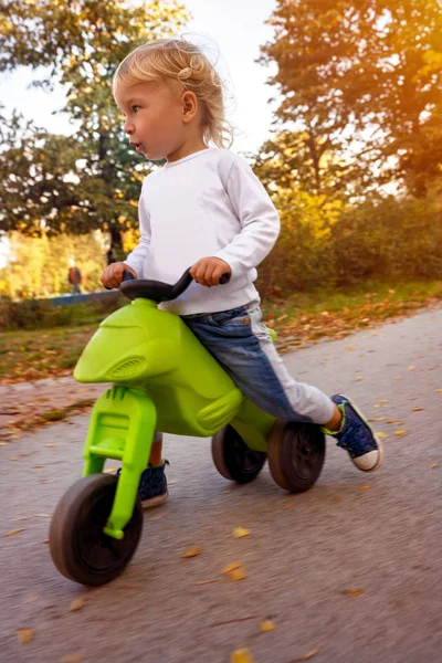 Jongetje Plezier Fietsen Herfstdag — Stockfoto