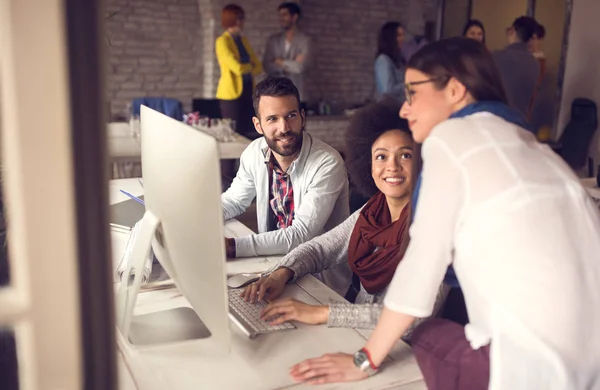 Mujer Gerente Mirando Los Diseñadores Computadoras Que Trabajan Tarea Oficina — Foto de Stock