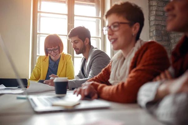 Jóvenes Diseñadores Disfrutando Trabajando Juntos — Foto de Stock