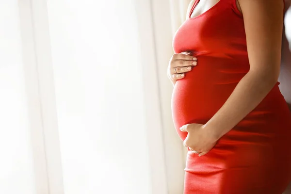 Mladá Těhotná Žena Drží Ruce Její Velké Břicho Okna Láska — Stock fotografie