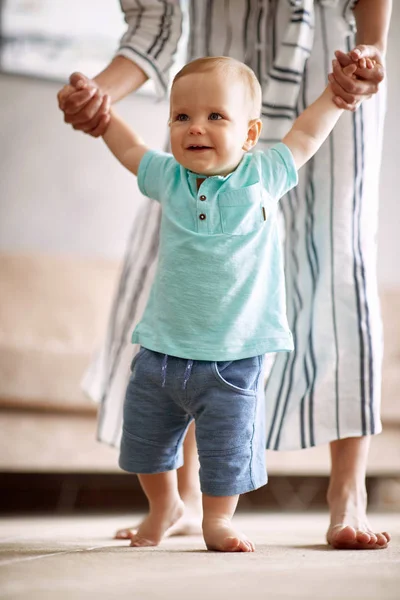 Söt Baby Pojke Att Göra Första Steg Med Mor Hemma — Stockfoto