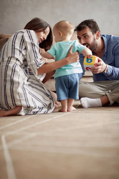 Feliz Familia Amorosa Madre Padre Jugando Con Bebé Casa —  Fotos de Stock