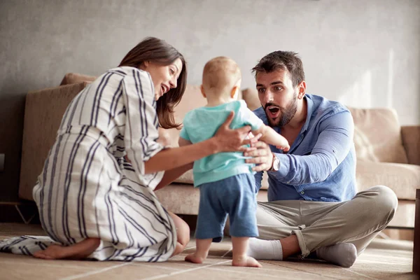 Unga Lyckliga Familjen Att Kul Att Spela Med Bebis Hemma — Stockfoto