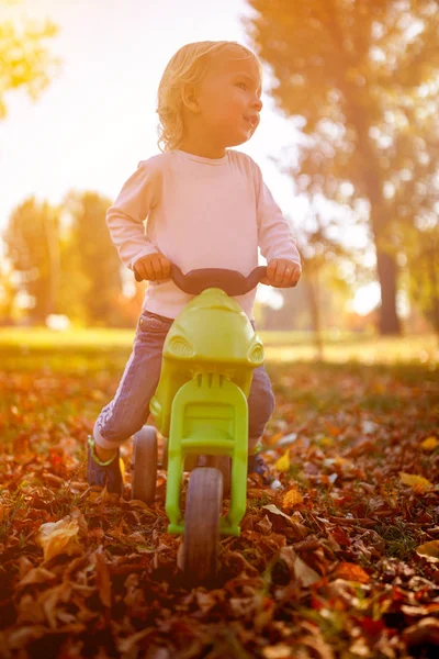 Jongetje Plezier Fietsen Herfst Park — Stockfoto