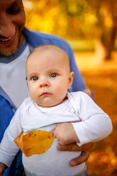 Famiglia Felice Nel Parco Autunnale Ritratto Bambino Carino Con Suo — Foto Stock