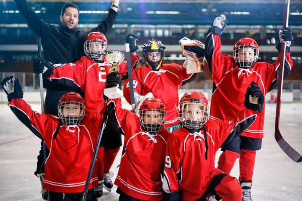 Feliz Juventud Chicos Jugadores Equipo Hielo Hockey Ganador Trofeo —  Fotos de Stock