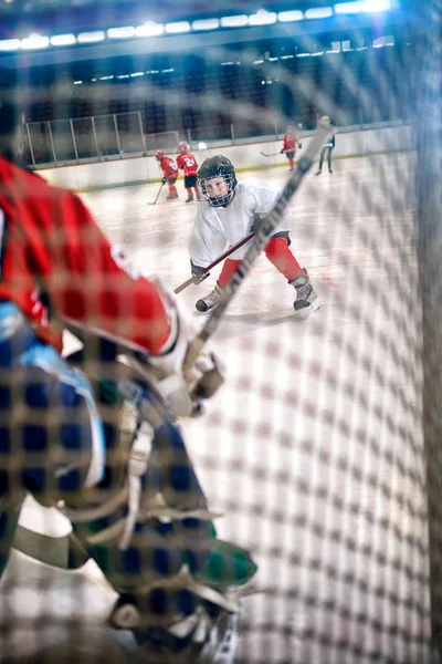 Ung Pojke Hockeyspelare Skjuter Den Pucken Och Attack — Stockfoto