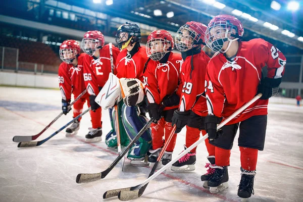 Young Hockey Team Children Play Ice Hockey — Stock Photo, Image