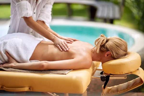 Femme Détendue Recevant Massage Dans Spa Plein Air — Photo