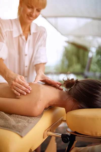 Ontspannen Vrouwelijke Ontvangen Een Massage Een Spa Buiten Close — Stockfoto