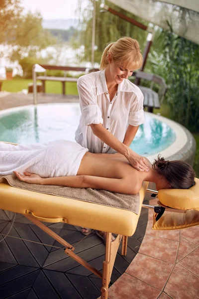 Back Massage Woman Spa Recibiendo Masaje Relajado —  Fotos de Stock