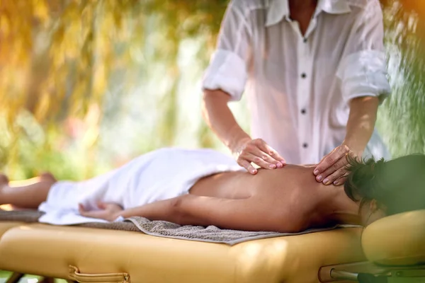 Jovem Está Relaxando Spa Centro Bem Estar Enquanto Recebe Massagem — Fotografia de Stock