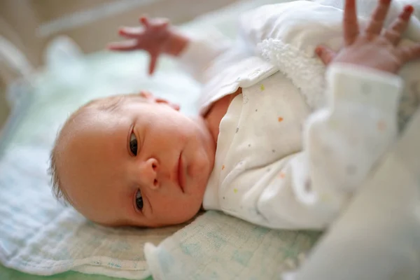 かわいいかわいい新生児赤ちゃん白いベッドと毛布に包まれました 新しい生まれ 新しい生活 子供の頃 初めの概念 — ストック写真
