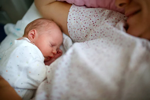 Neugeborener Junge Mit Seiner Mutter — Stockfoto