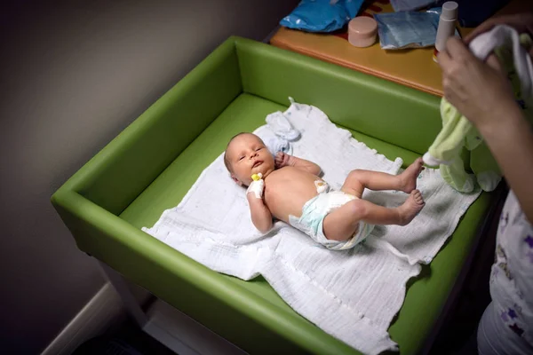 Gyönyörű Újszülött Fiú Egy Kórházi Szobában Ágyban — Stock Fotó