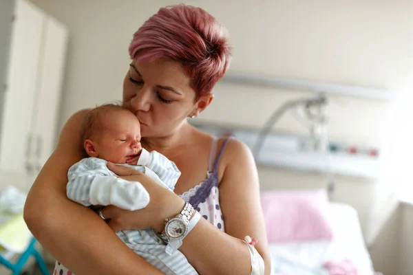 Madre Besando Hijo Recién Nacido Retrato Mujer Hermosa Niño Pequeño — Foto de Stock