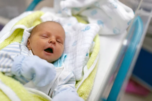 分娩室で寝ている生まれたばかりの赤ちゃんの男の子 — ストック写真