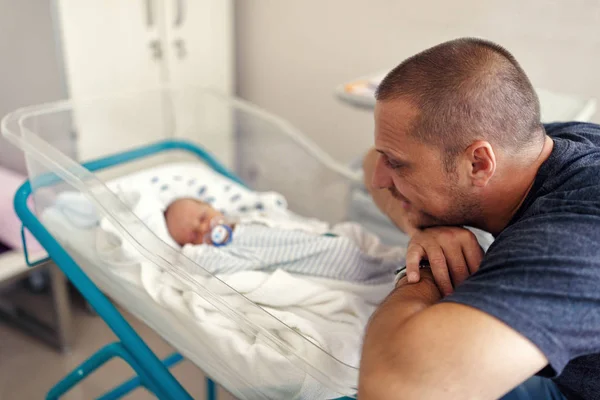 Momento Terno Entre Pai Seu Bebê Recém Nascido — Fotografia de Stock