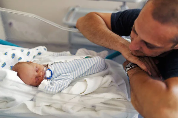 幸せ家族のコンセプト 幸せな若い父と彼の眠っている新生児の赤ちゃん — ストック写真