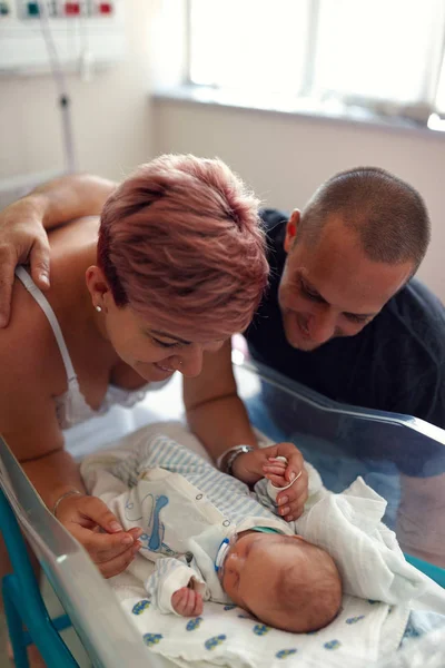 Família Feliz Com Bebê Recém Nascido Hospital Pós Natal — Fotografia de Stock