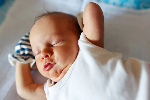 Όμορφο Νεογέννητο Αγόρι Στον Ύπνο Και Όνειρα — Φωτογραφία Αρχείου