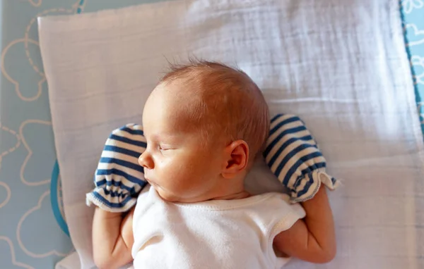 Dolce Bambino Ragazzo Dormire Sul Letto Casa — Foto Stock