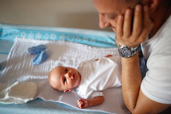 Väterliche Liebe Neugeborener Junge Und Seines Glücklichen Vaters — Stockfoto