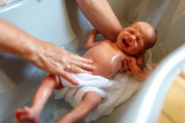 Baño Madre Pequeño Bebé Recién Nacido Llorando Casa — Foto de Stock