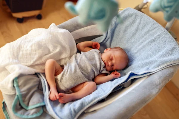 Adorável Menino Recém Nascido Dormindo Cadeira Segurança Sonhando — Fotografia de Stock
