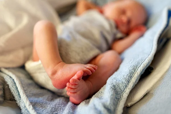 愛らしい足と生まれたばかりの赤ちゃんの男の子のつま先 — ストック写真