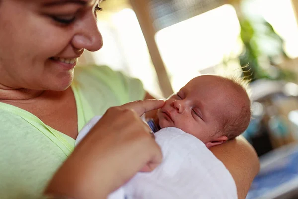 Mom Love Fiatal Anya Újszülött Gyermekét Családi Otthon — Stock Fotó