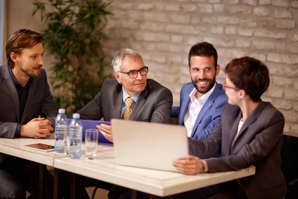Επαγγελματίες Επιχειρηματίες Μιλάμε Σχετικά Συνάντηση Στο Γραφείο — Φωτογραφία Αρχείου