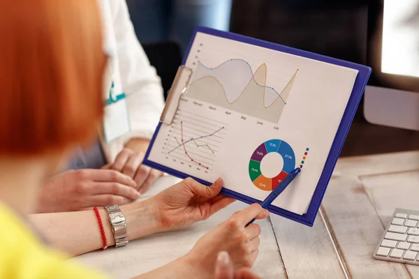 Geschäftsfrau Zeigt Papier Datenanalyse Diagramm Auf Büroraum — Stockfoto