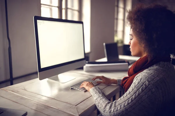 Süße Junge Afroamerikanerin Bei Der Arbeit Projektbüro — Stockfoto